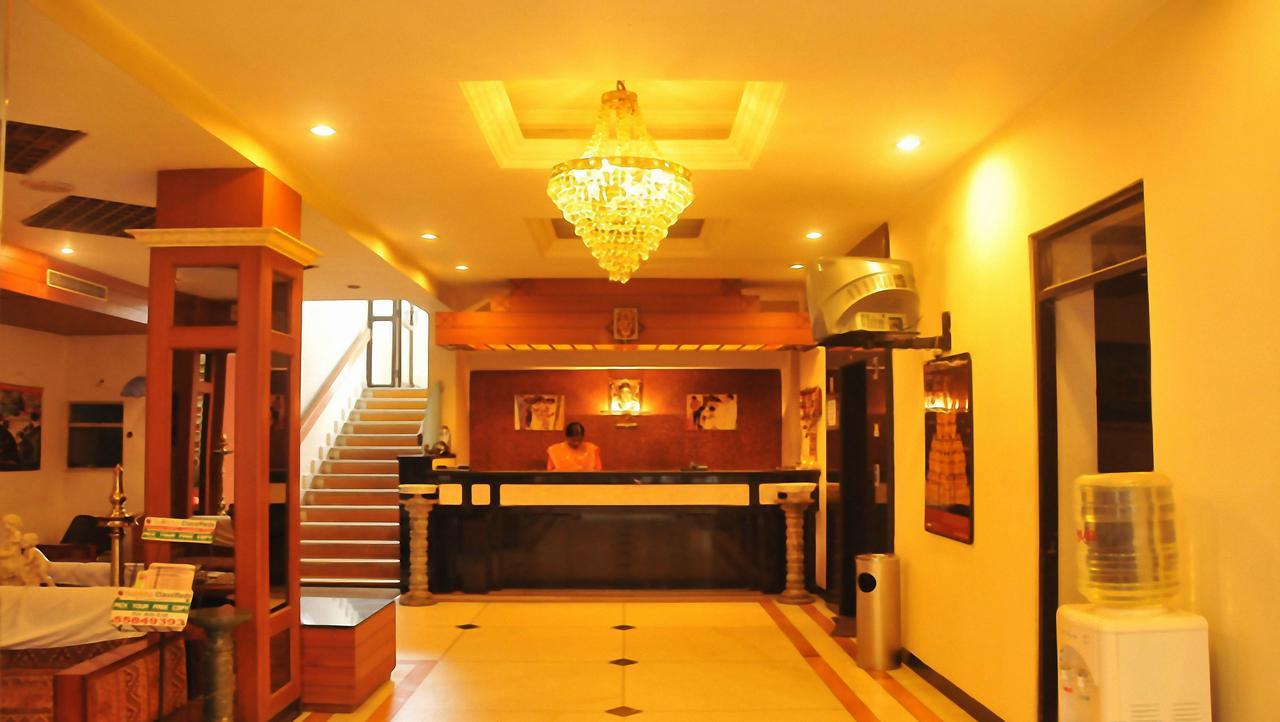 Отель Balajee Palace Хайдарабад Экстерьер фото